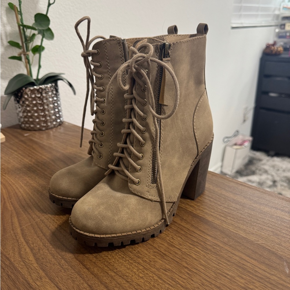 SODA never worn 8.5 Tan Lace-Up Ankle Boots